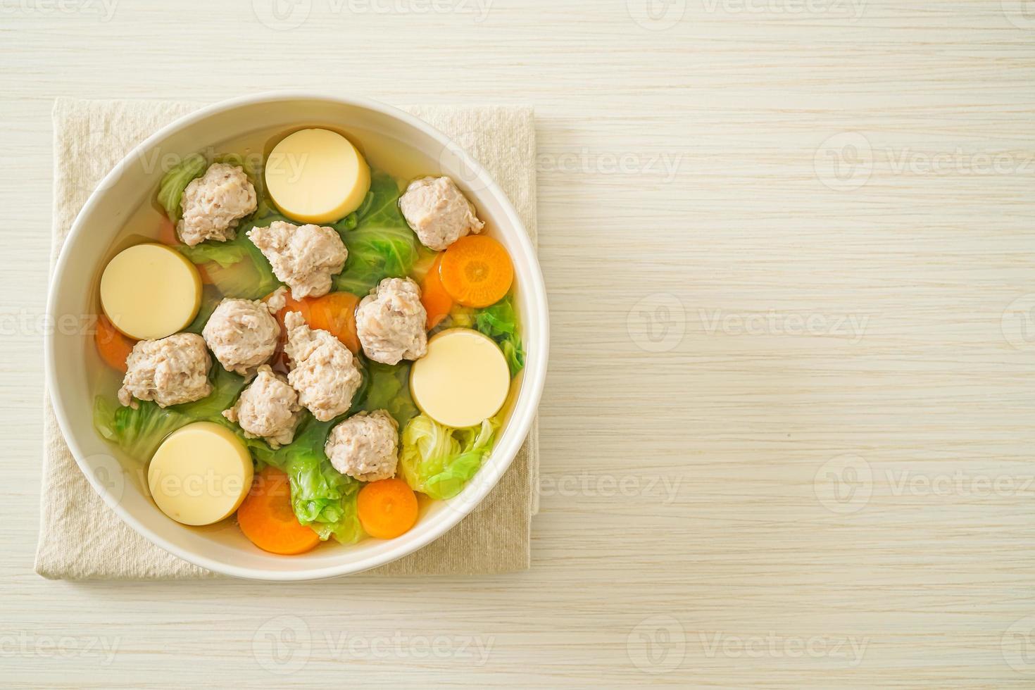 zuppa chiara con tofu e carne di maiale macinata foto