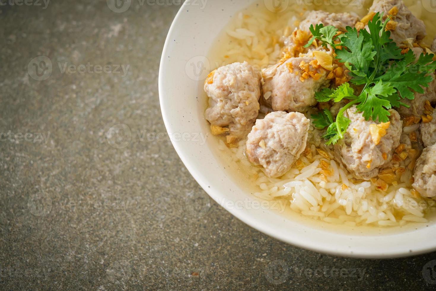 riso bollito con ciotola di maiale foto