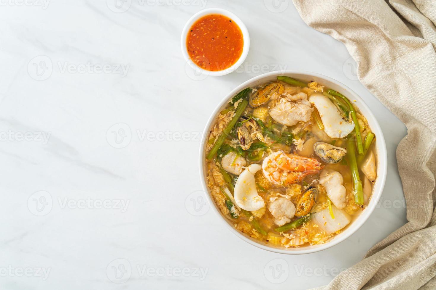 zuppa sukiyaki con ciotola di frutti di mare foto