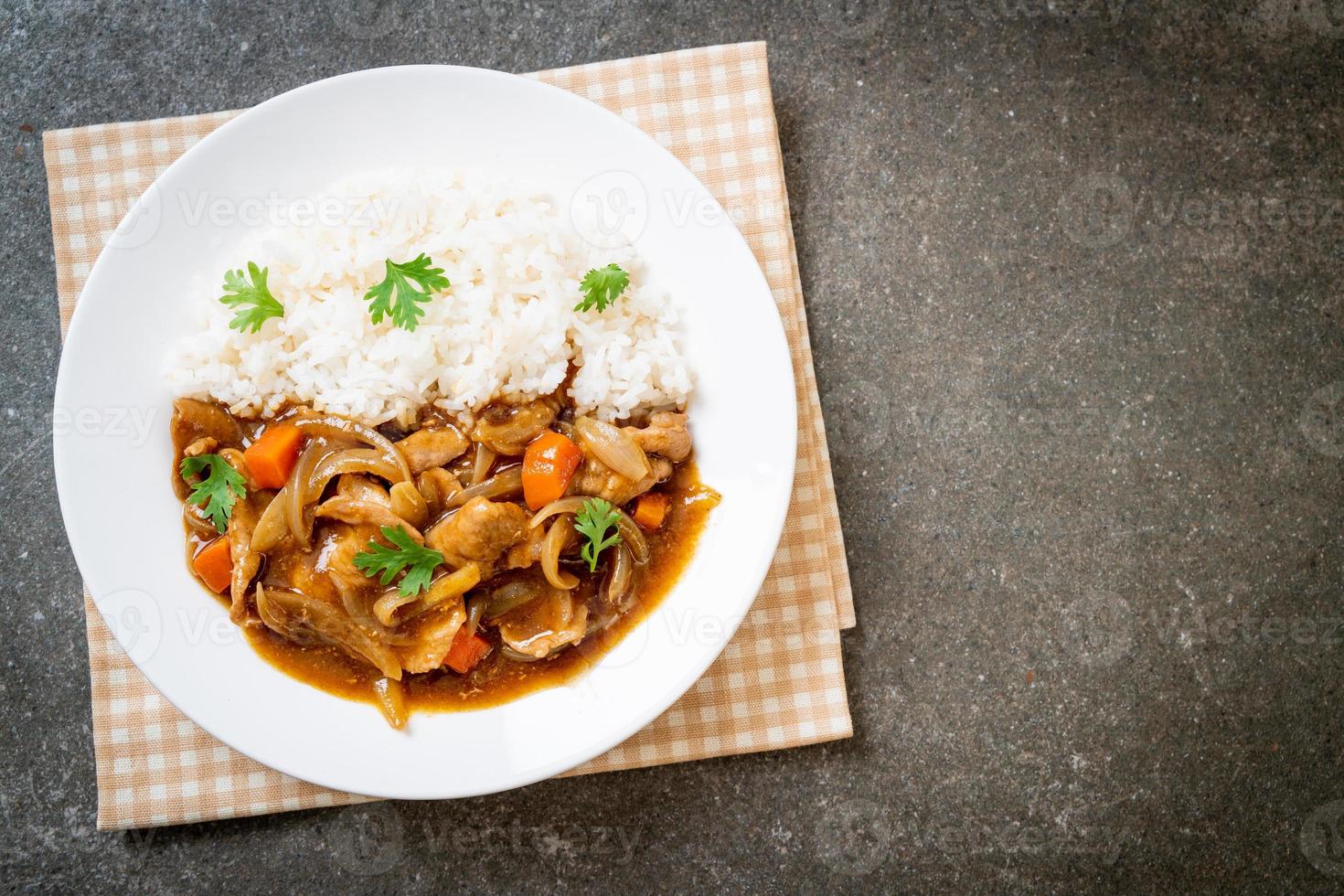 riso giapponese al curry con fettine di maiale, carota e cipolle foto