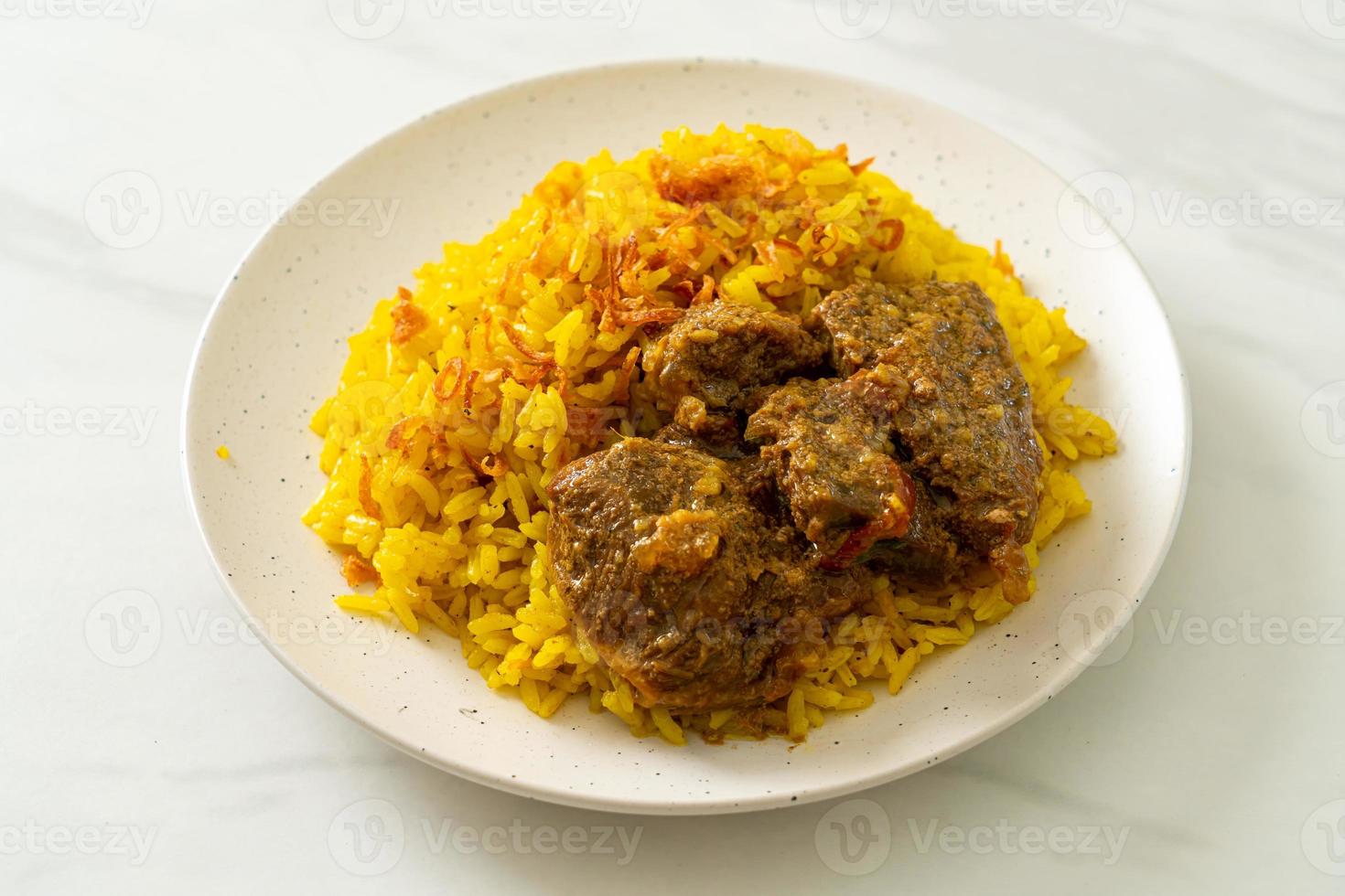 biryani di manzo o riso al curry e manzo foto