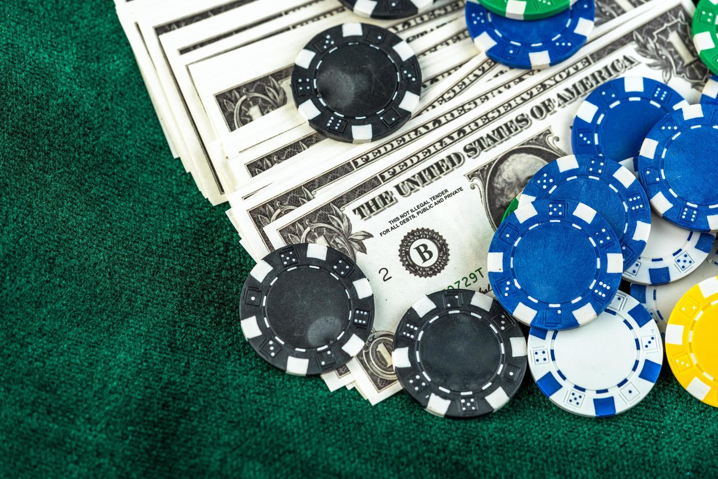 concetto di fiches e dadi di carte da poker di gioco d'azzardo foto