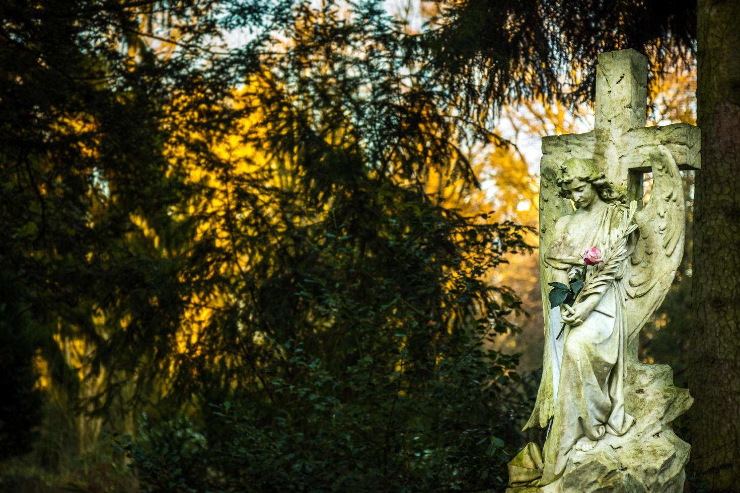 simbolo del cristianesimo madre maria scultura nel cimitero foto