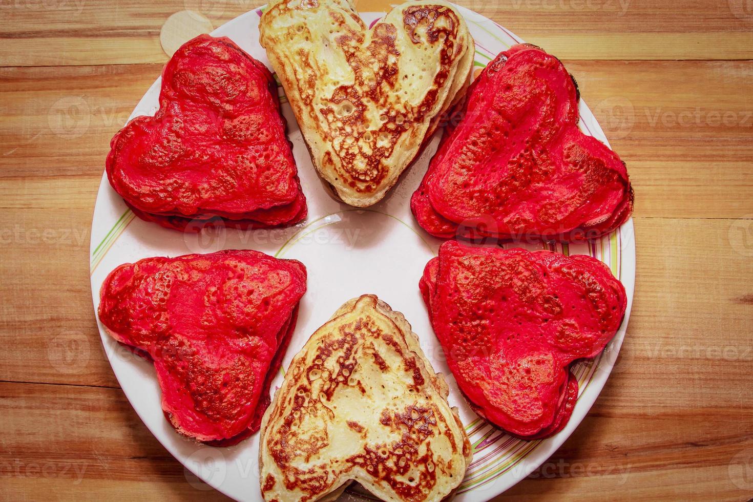 frittelle a forma di cuore rosso fatte con amore per san valentino foto