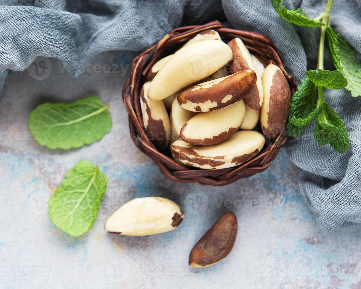 cestino con noci del Brasile foto