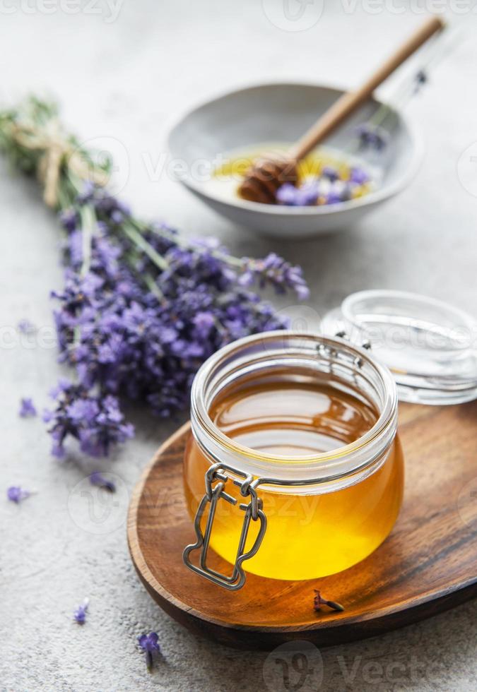 vasetti con miele e fiori di lavanda fresca foto