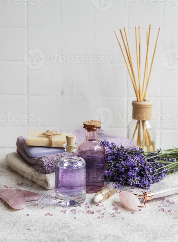 cosmetico alle erbe naturali con fiori di lavanda foto