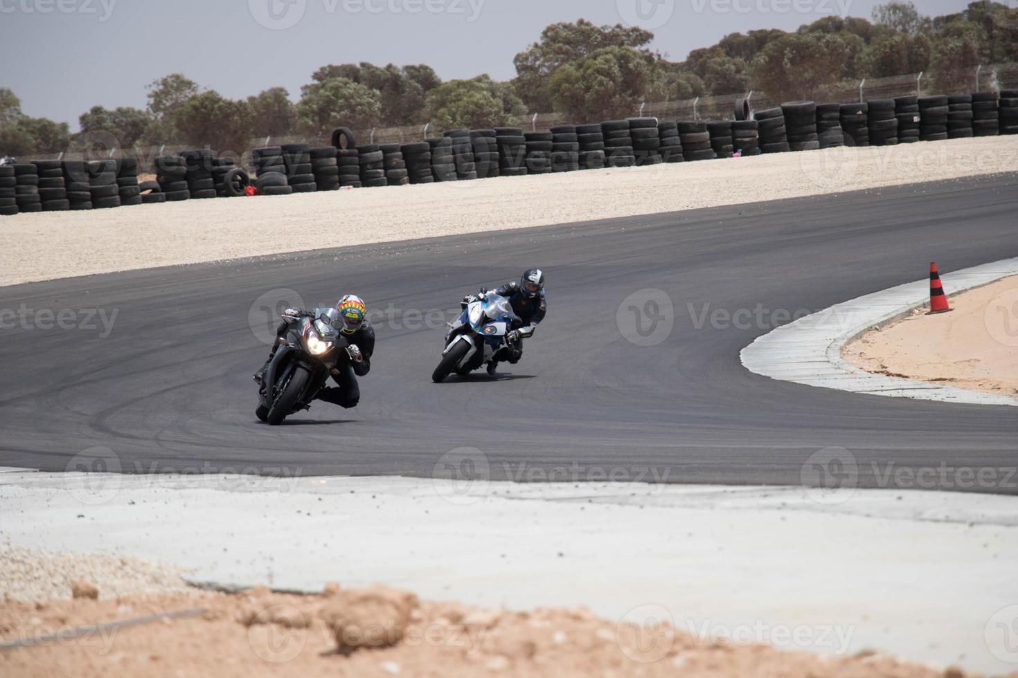 competizione motociclistica su una pista in una giornata di allenamento foto