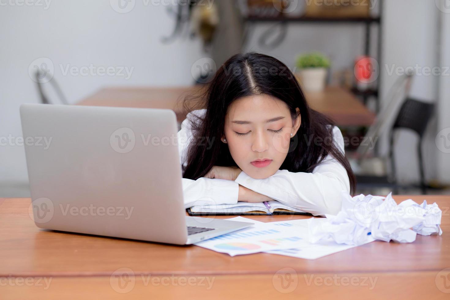 donna asiatica con stanco oberato di lavoro e sonno? foto