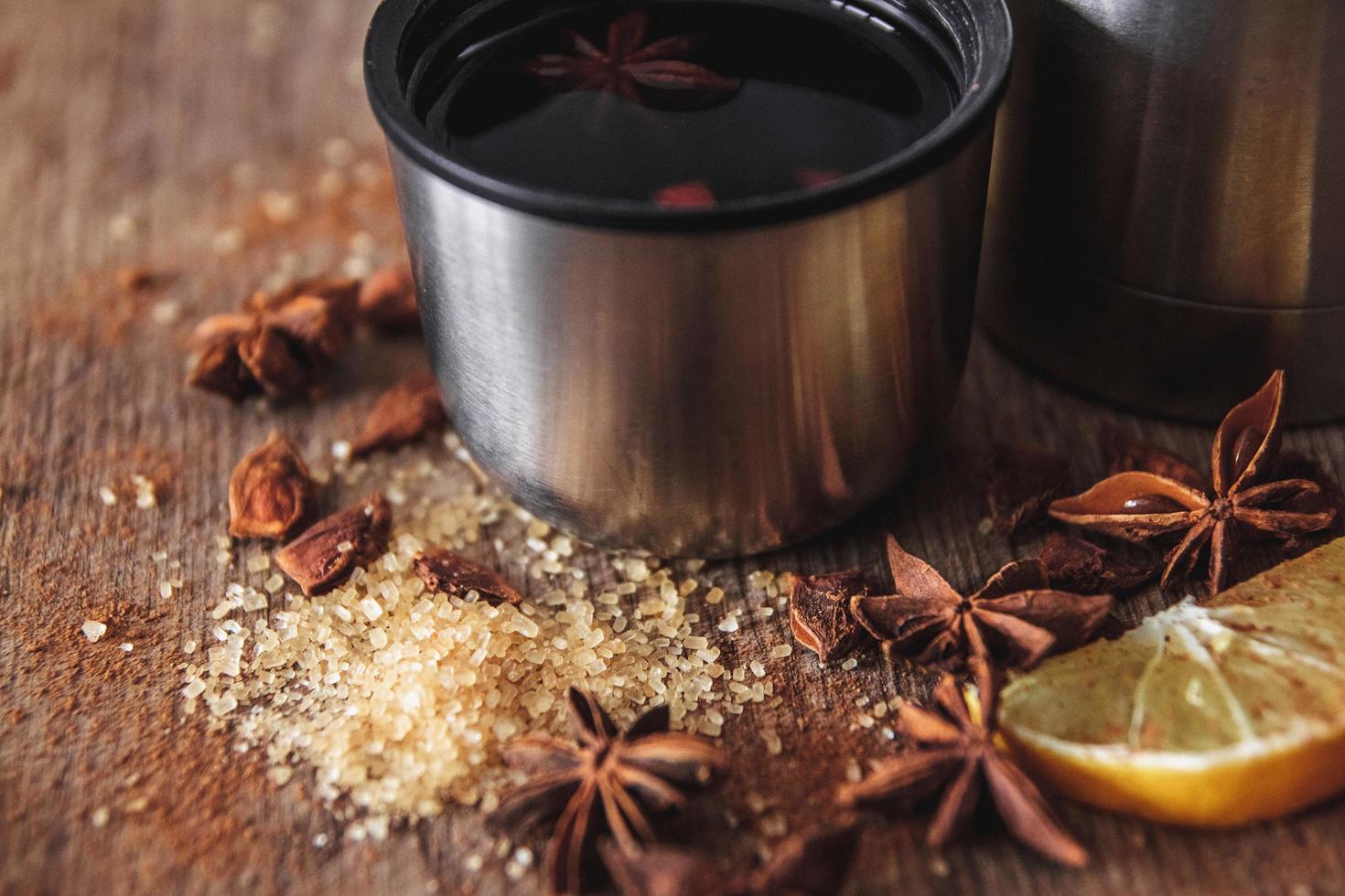 vin brulé appena fatto in casa in una ciotola su una tavola rustica in legno foto