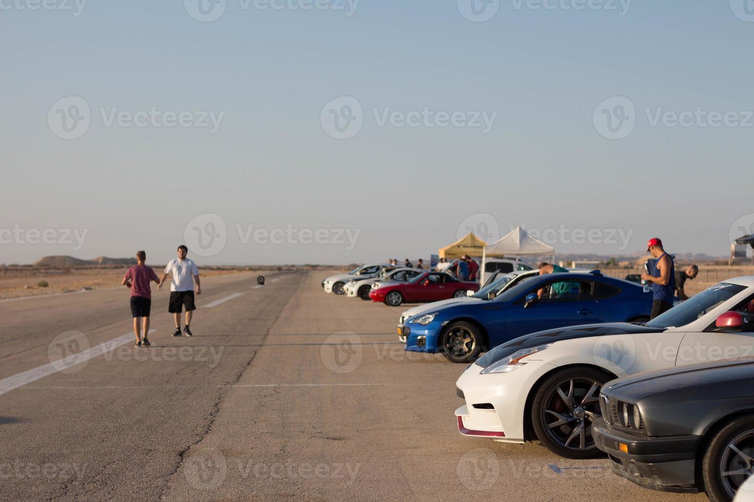 auto in pista e sulle strade del deserto foto