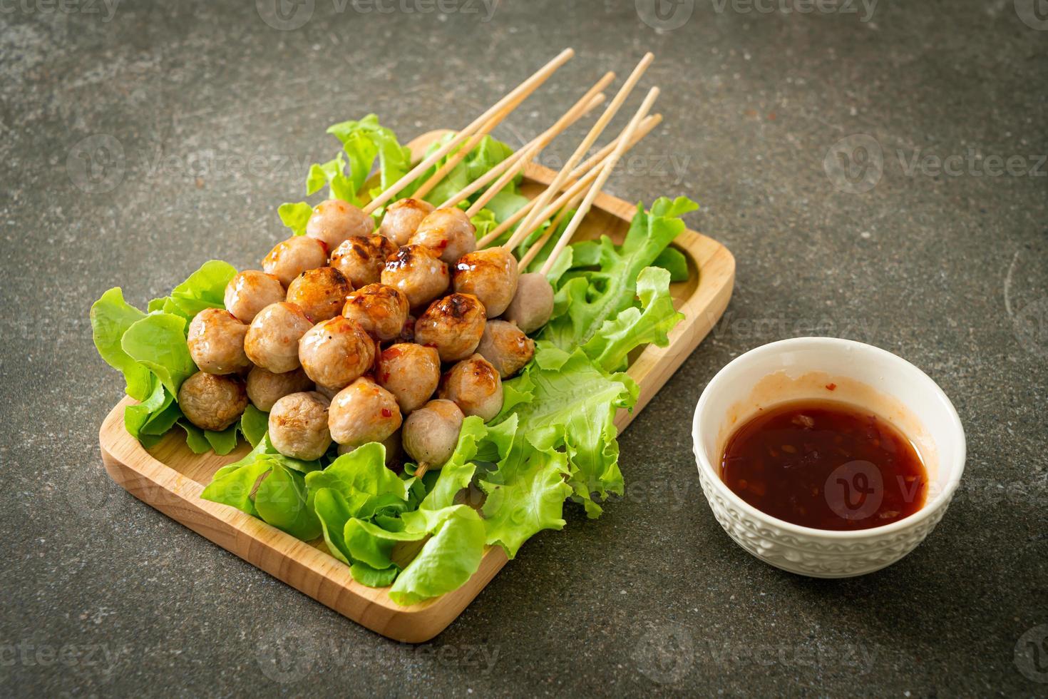 spiedino di polpette grigliate con salsa piccante foto