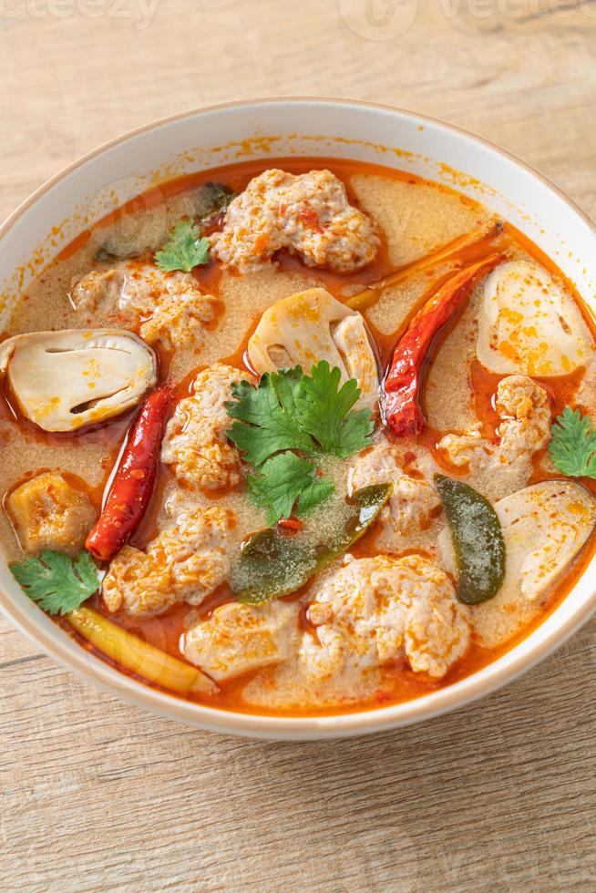 zuppa di maiale bollita piccante con funghi - tom yum - stile asiatico asian foto