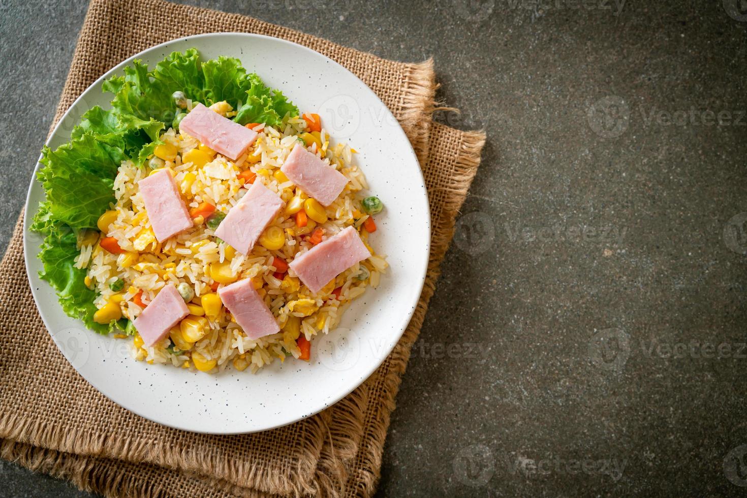 riso fritto fatto in casa con prosciutto cotto e verdure miste di carote e piselli con fagiolini foto