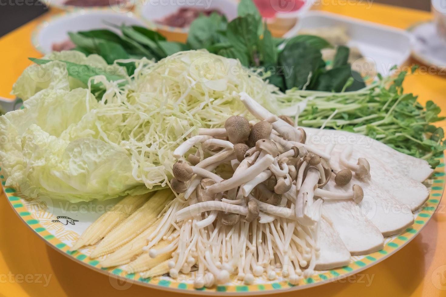 set di verdure su piatto per sukiyaki - stile cibo asiatico foto