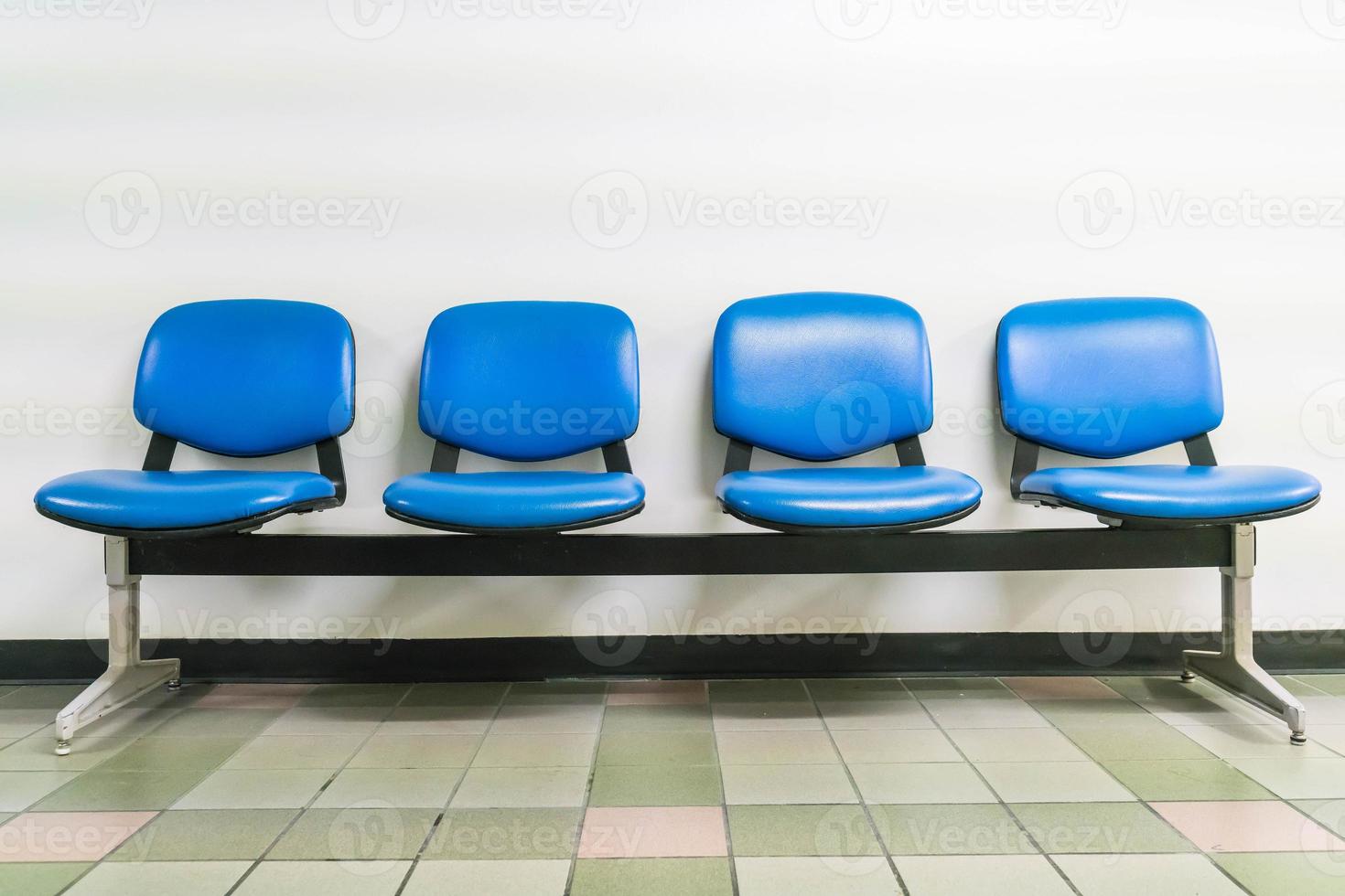 sedia vuota in pelle blu con sfondo a parete foto