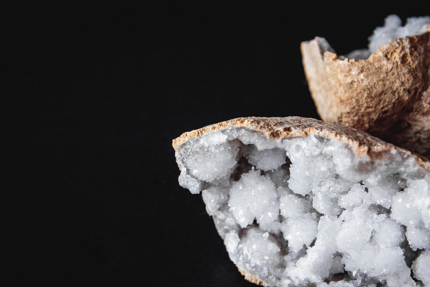 sezione trasversale di pietra d'agata con geode su sfondo nero foto