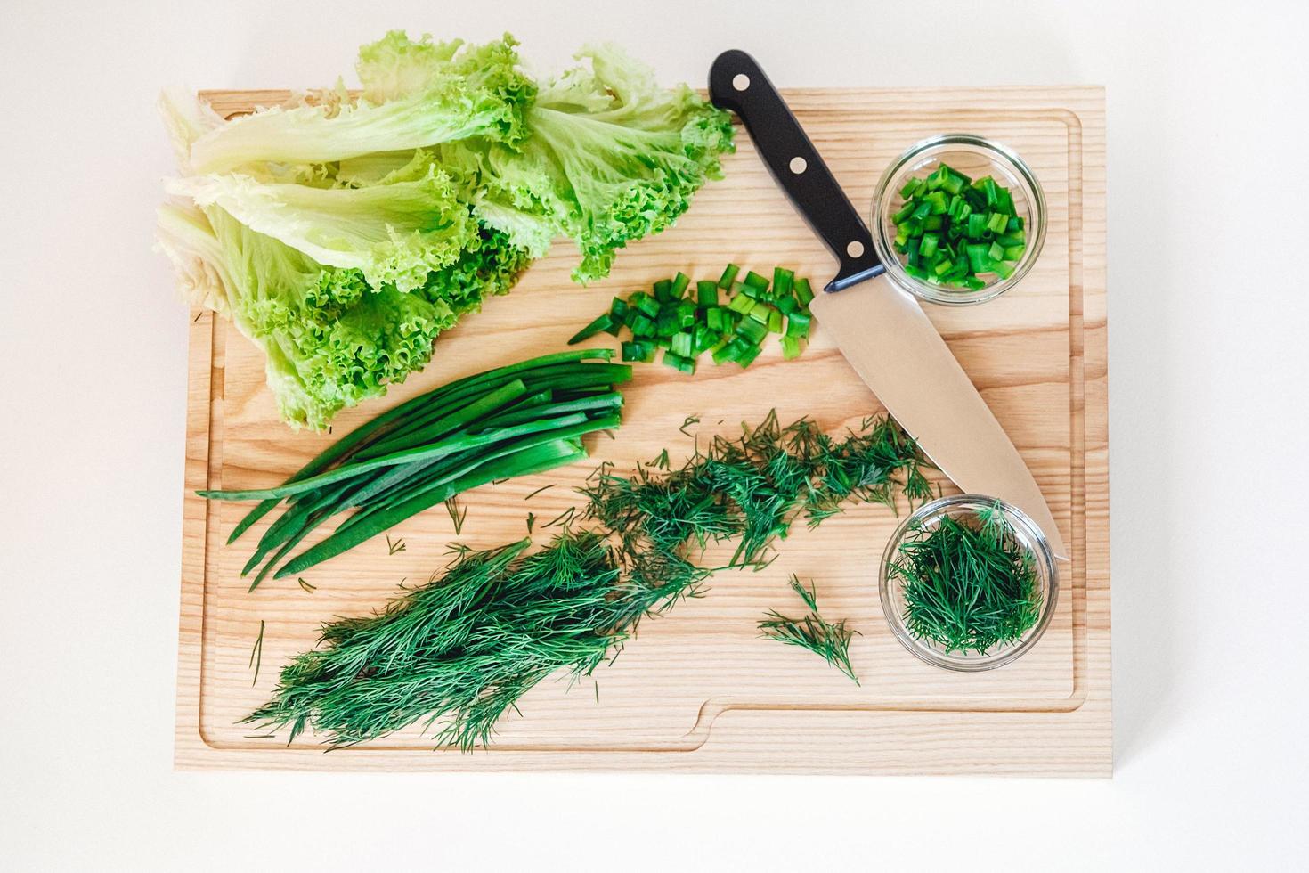 insalata vegetariana, cavolo cappuccio su tavola di legno su sfondo bianco foto