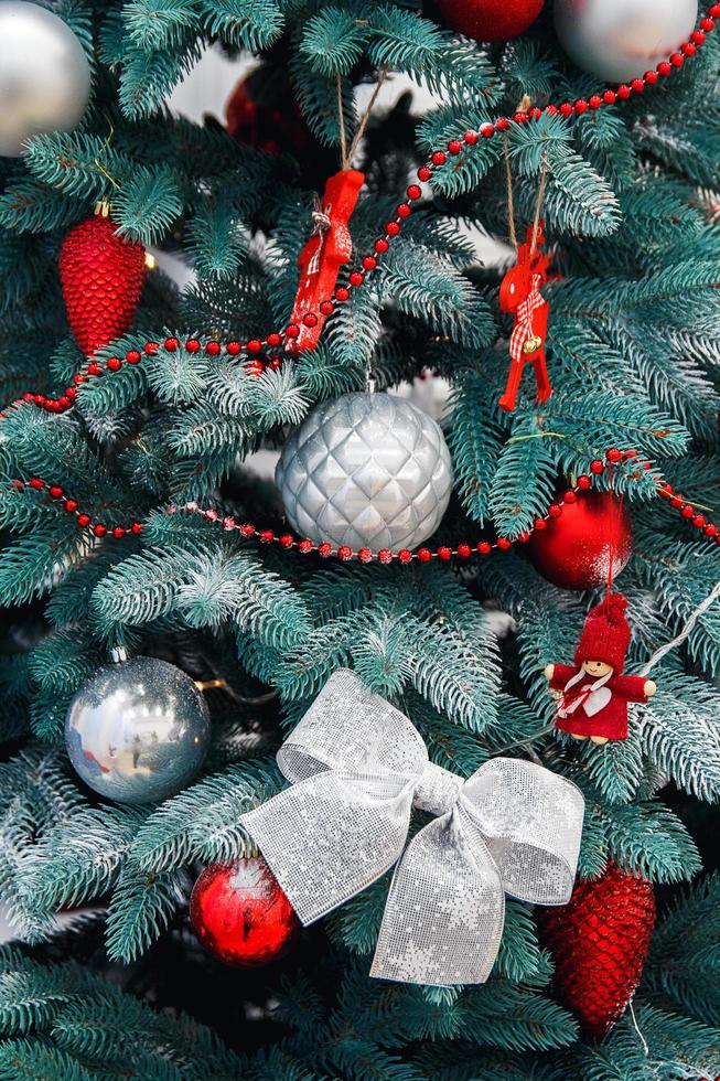 palline d'argento con torce sull'albero di natale foto