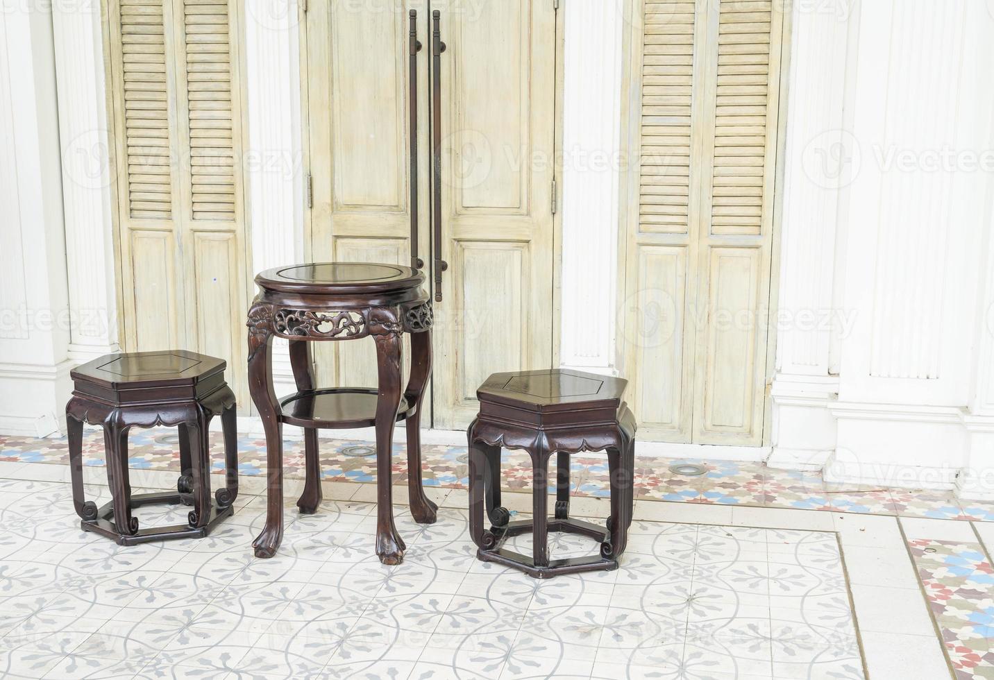 sedia vuota decorazione d'interni in stile cinese nella stanza foto