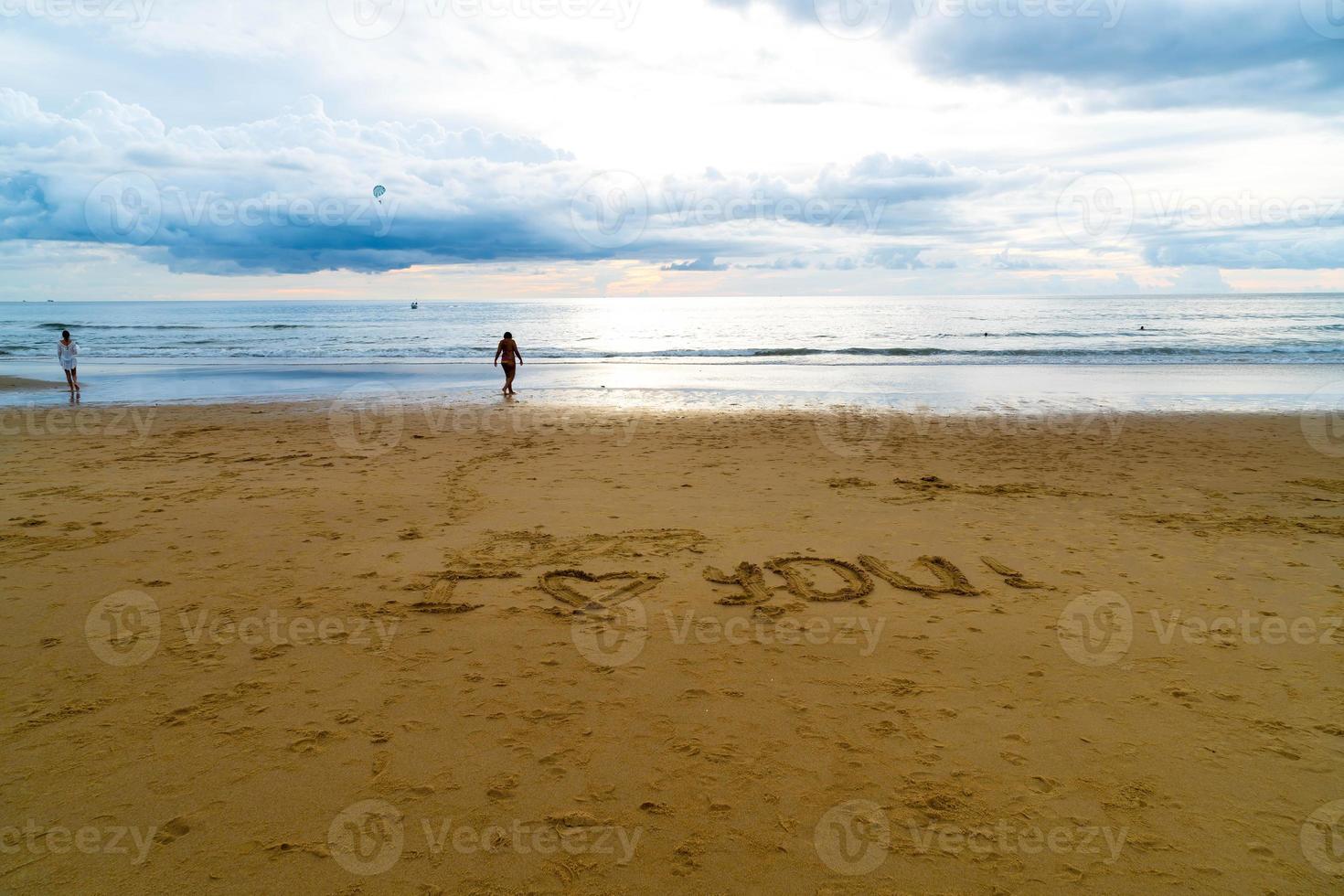 spiaggia tropicale con cielo nuvoloso al tramonto foto