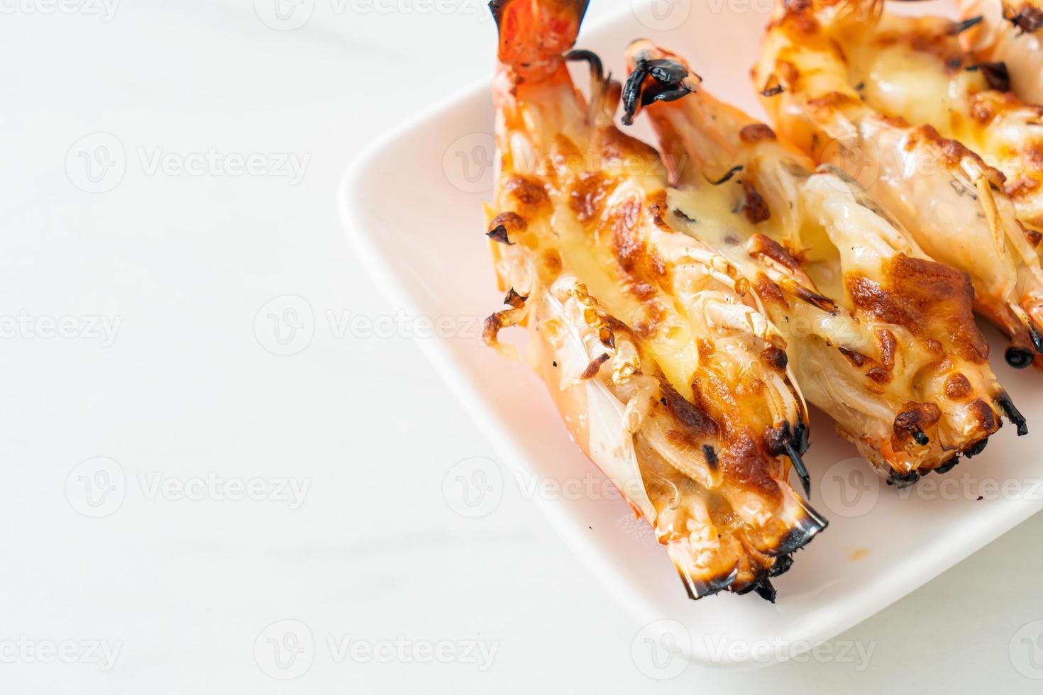 gamberi di fiume alla griglia o gamberi con formaggio - stile di mare foto