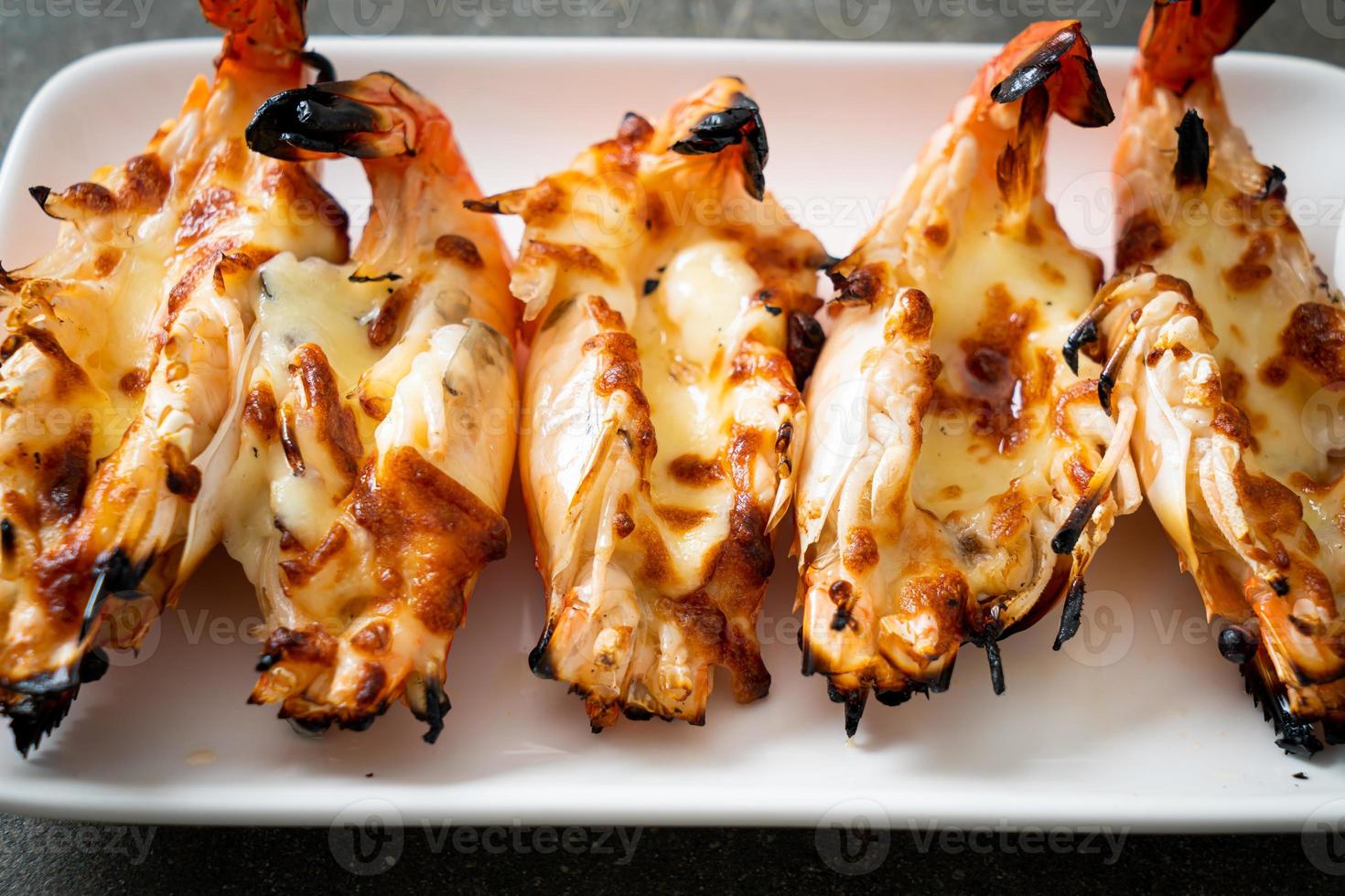 gamberi di fiume alla griglia o gamberi con formaggio - stile di mare foto