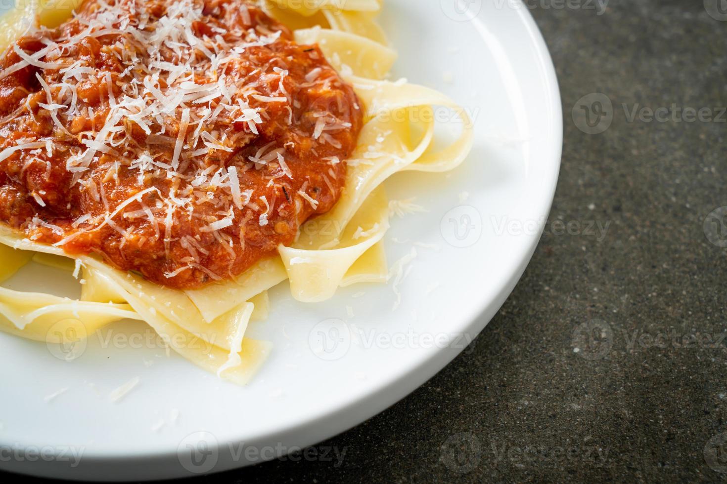 fettuccine alla bolognese di maiale con parmigiano - stile italiano foto