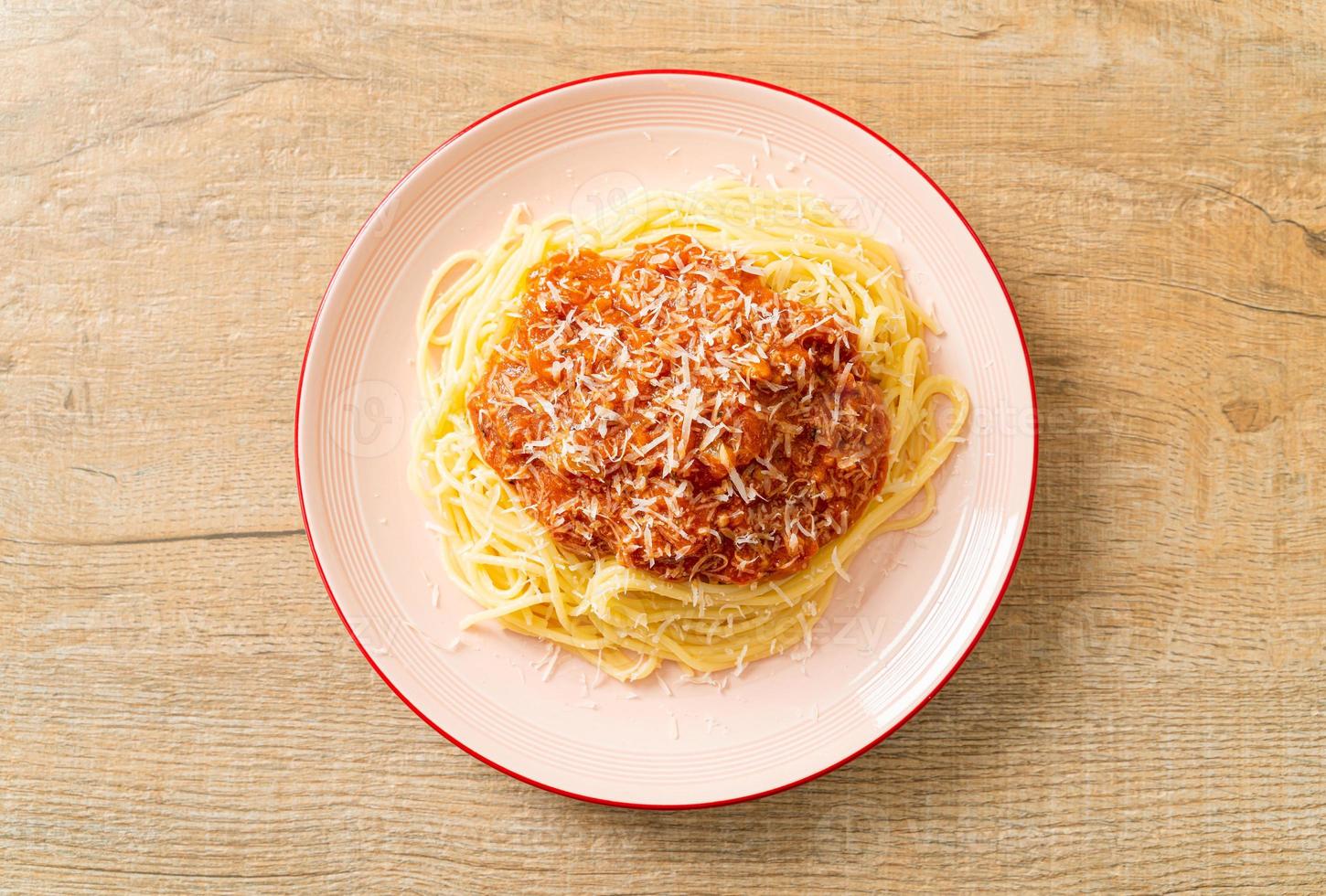 spaghetti alla bolognese di maiale con parmigiano - stile italiano foto