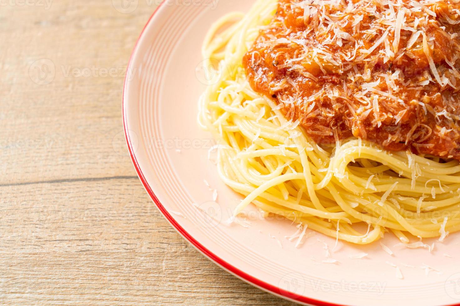 spaghetti alla bolognese di maiale con parmigiano - stile italiano foto