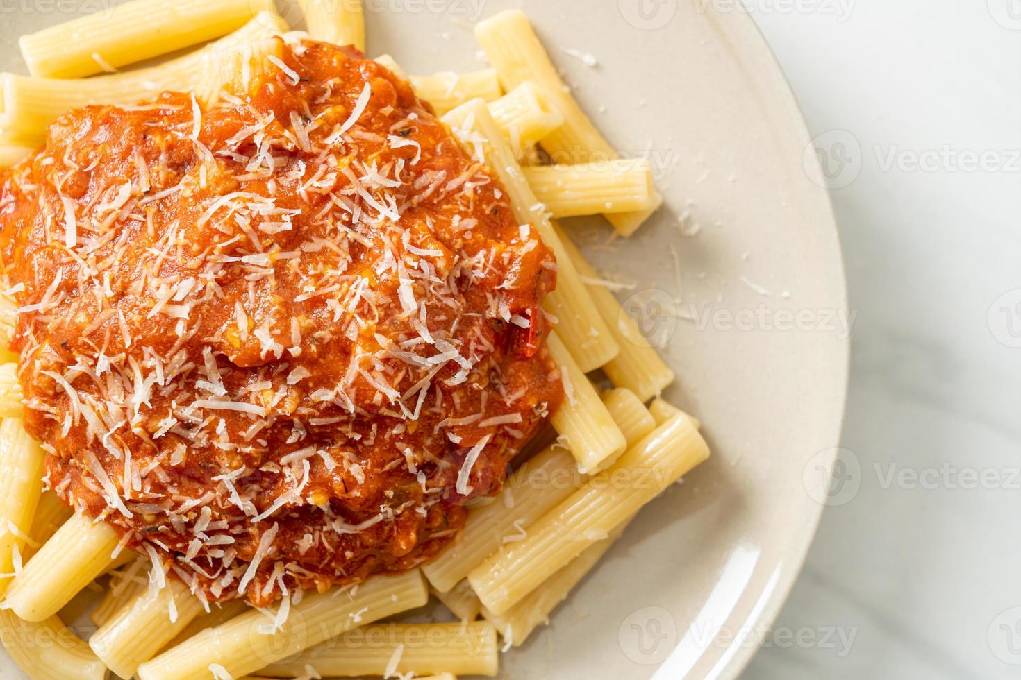 rigatoni al ragù di maiale alla bolognese - Italian food style foto