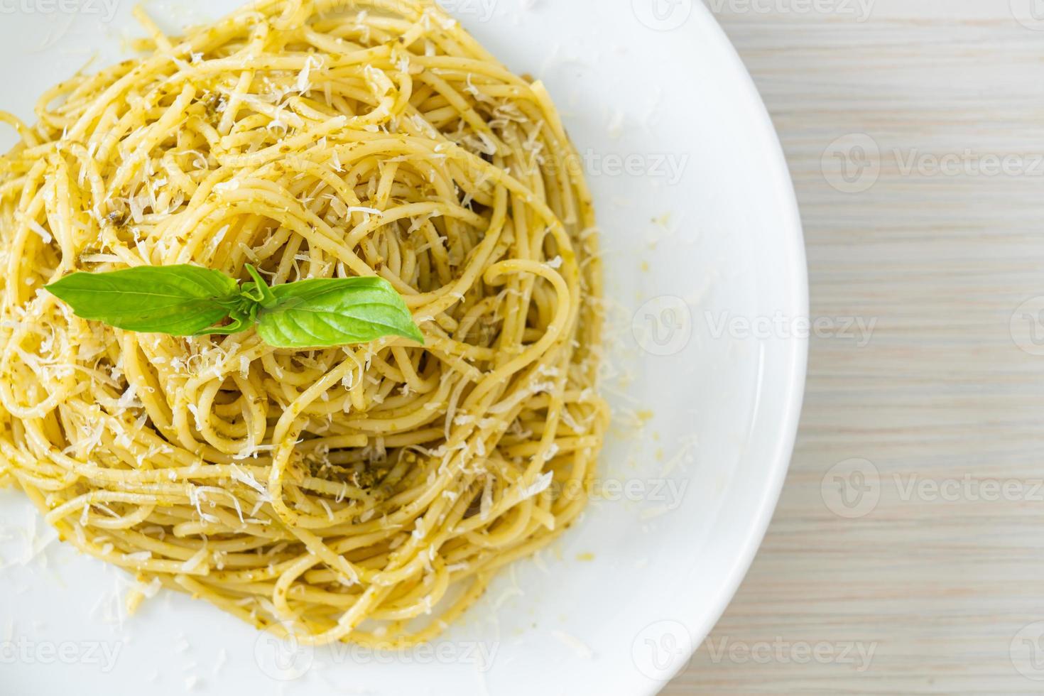 pasta spaghetti al pesto - cibo vegetariano e stile alimentare italiano foto