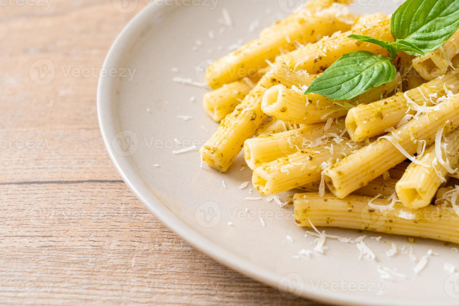 rigatoni al pesto con parmigiano - cibo italiano e stile vegetariano foto