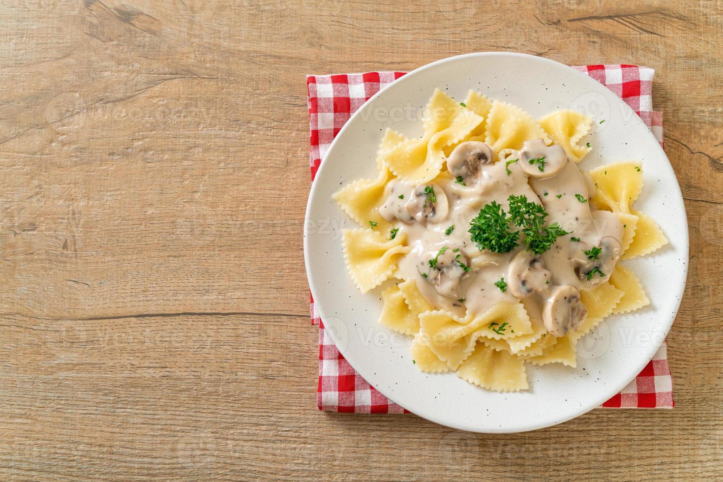 Farfalle con salsa di panna bianca ai funghi - Italian food style foto