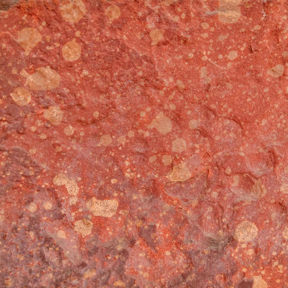 fondo di struttura di pietra grezza rossa. foto