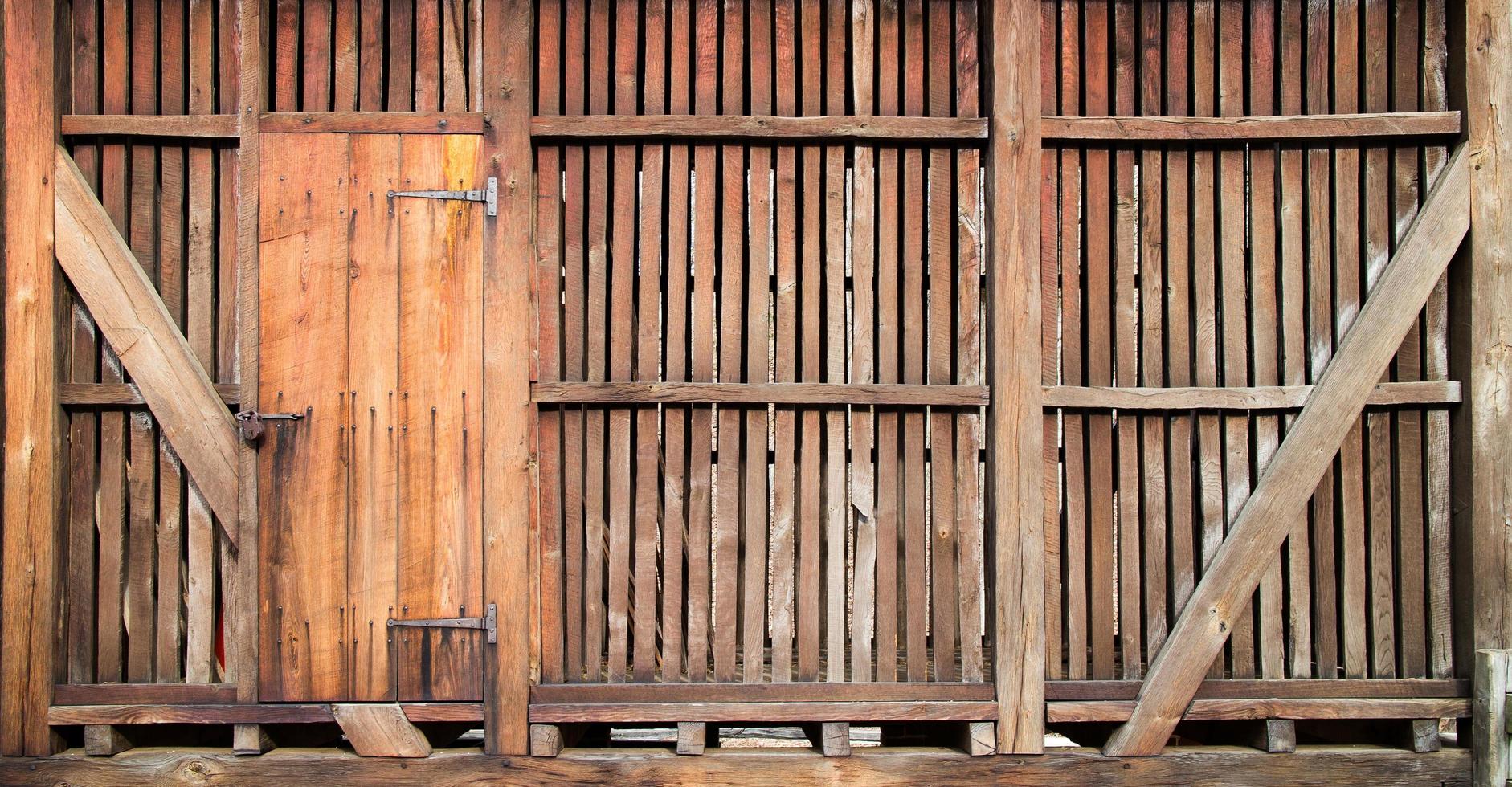 porta rustica in legno antico. foto