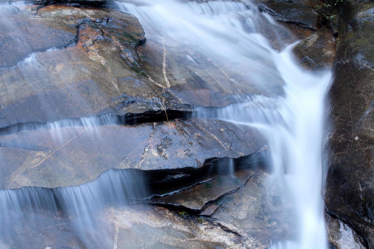 acqua che scorre in una bellissima cascata foto