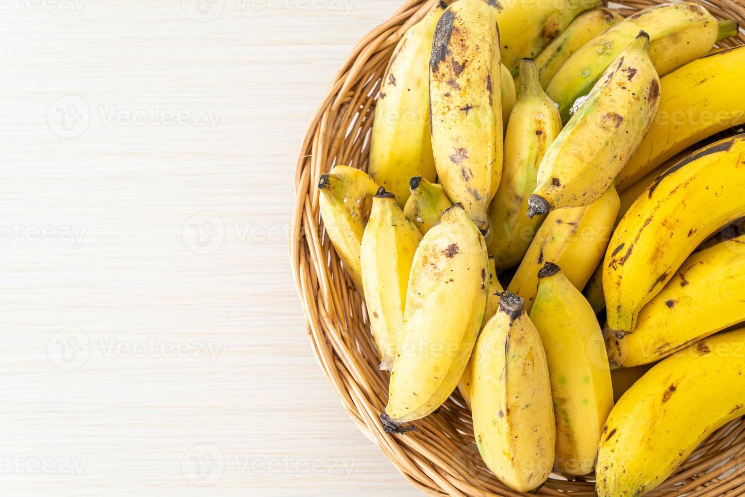 banane gialle fresche in cestino sul tavolo foto