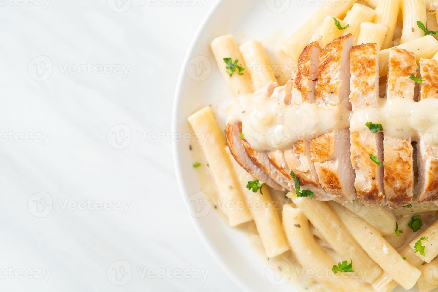 penne quadrotto fatto in casa sugo cremoso bianco con pollo alla griglia foto