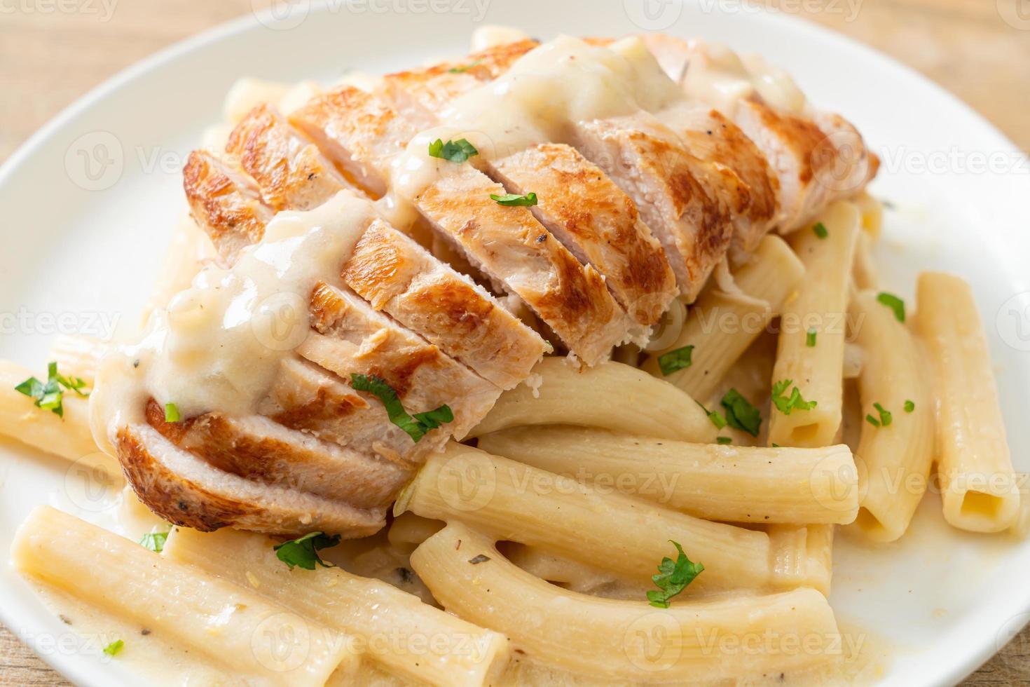 penne quadrotto fatto in casa sugo cremoso bianco con pollo alla griglia foto