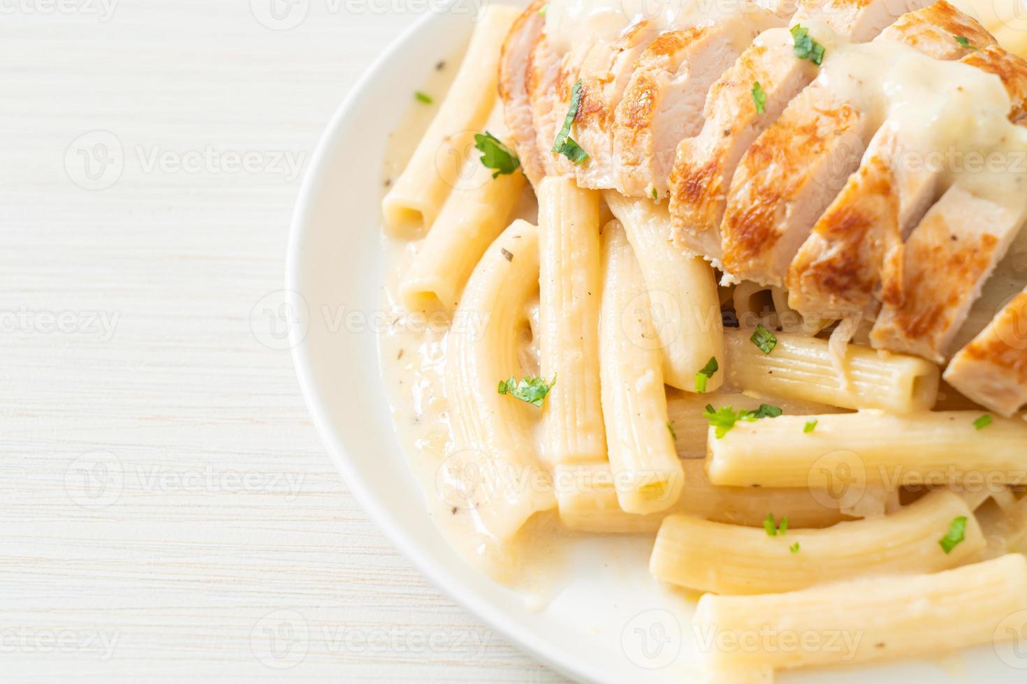 penne quadrotto fatto in casa sugo cremoso bianco con pollo alla griglia foto