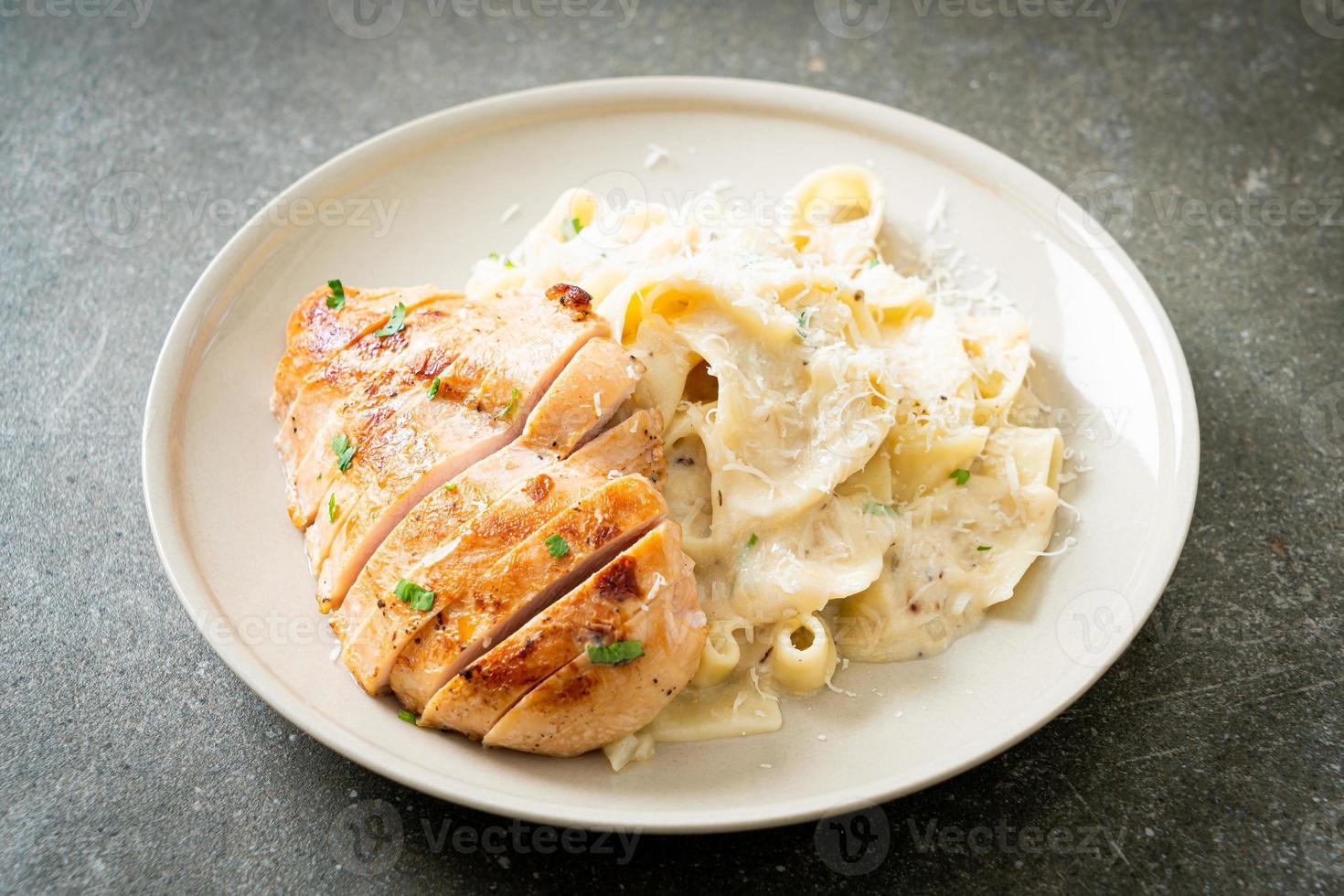 fettuccine fatte in casa sugo bianco cremoso con pollo alla griglia foto