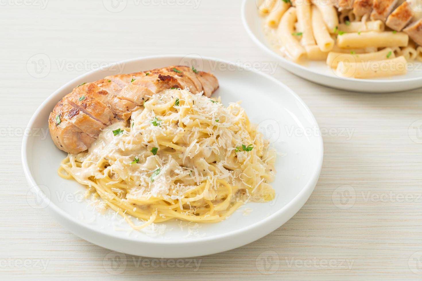 spaghetti fatti in casa sugo bianco cremoso con pollo alla griglia foto