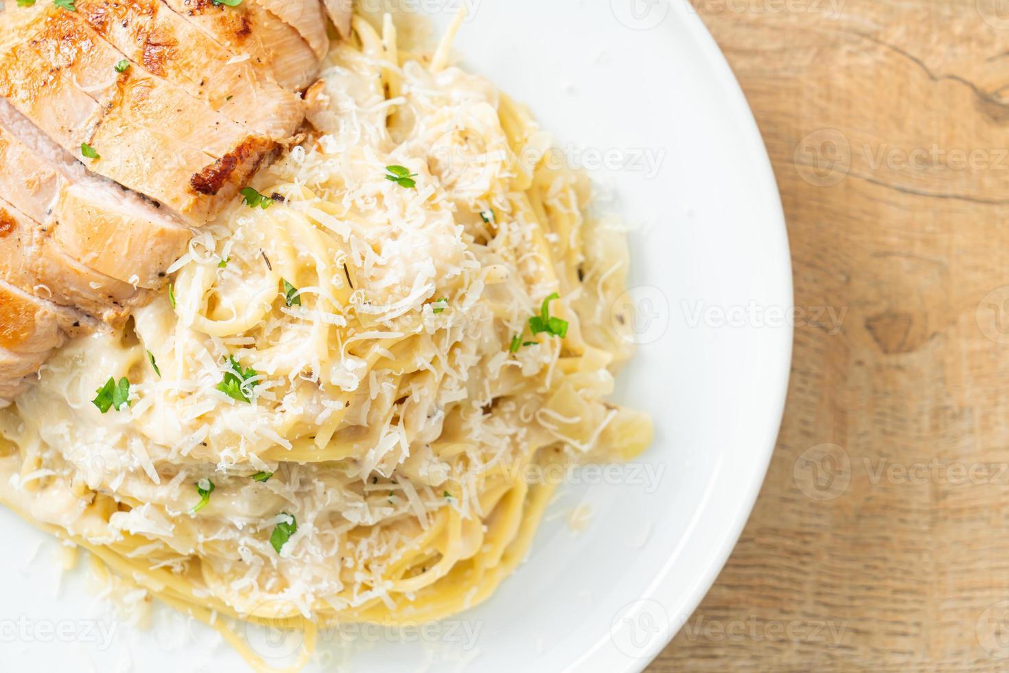 spaghetti fatti in casa sugo bianco cremoso con pollo alla griglia foto