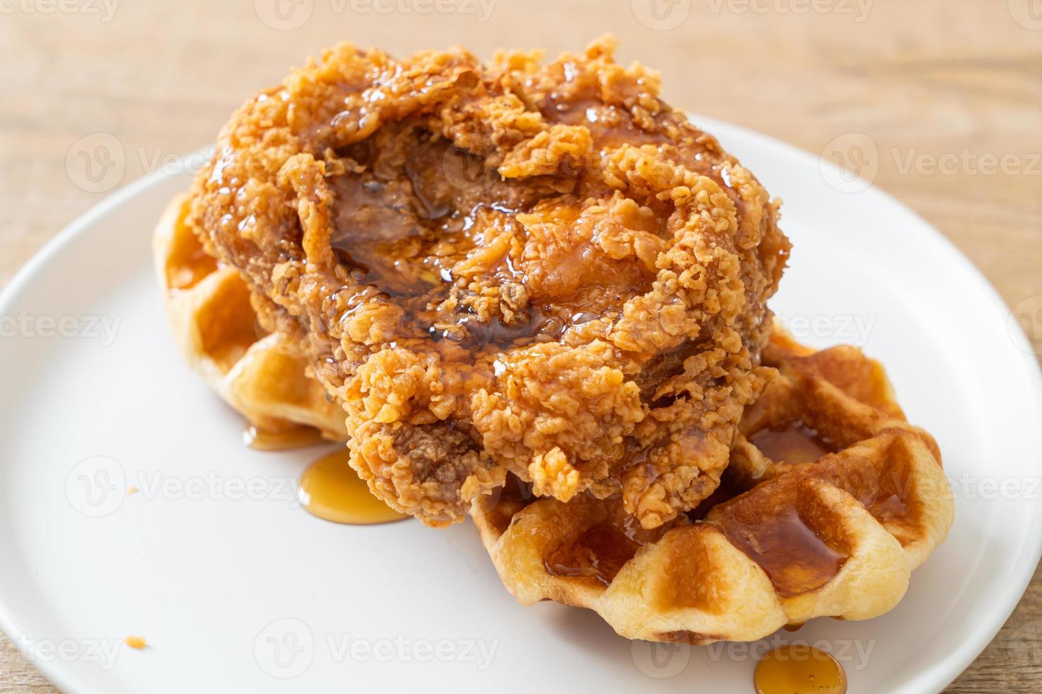 waffle di pollo fritti fatti in casa con miele o sciroppo d'acero foto