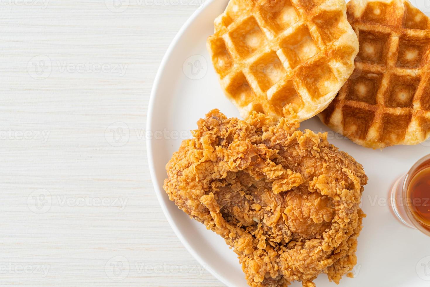 waffle di pollo fritti fatti in casa con miele o sciroppo d'acero foto