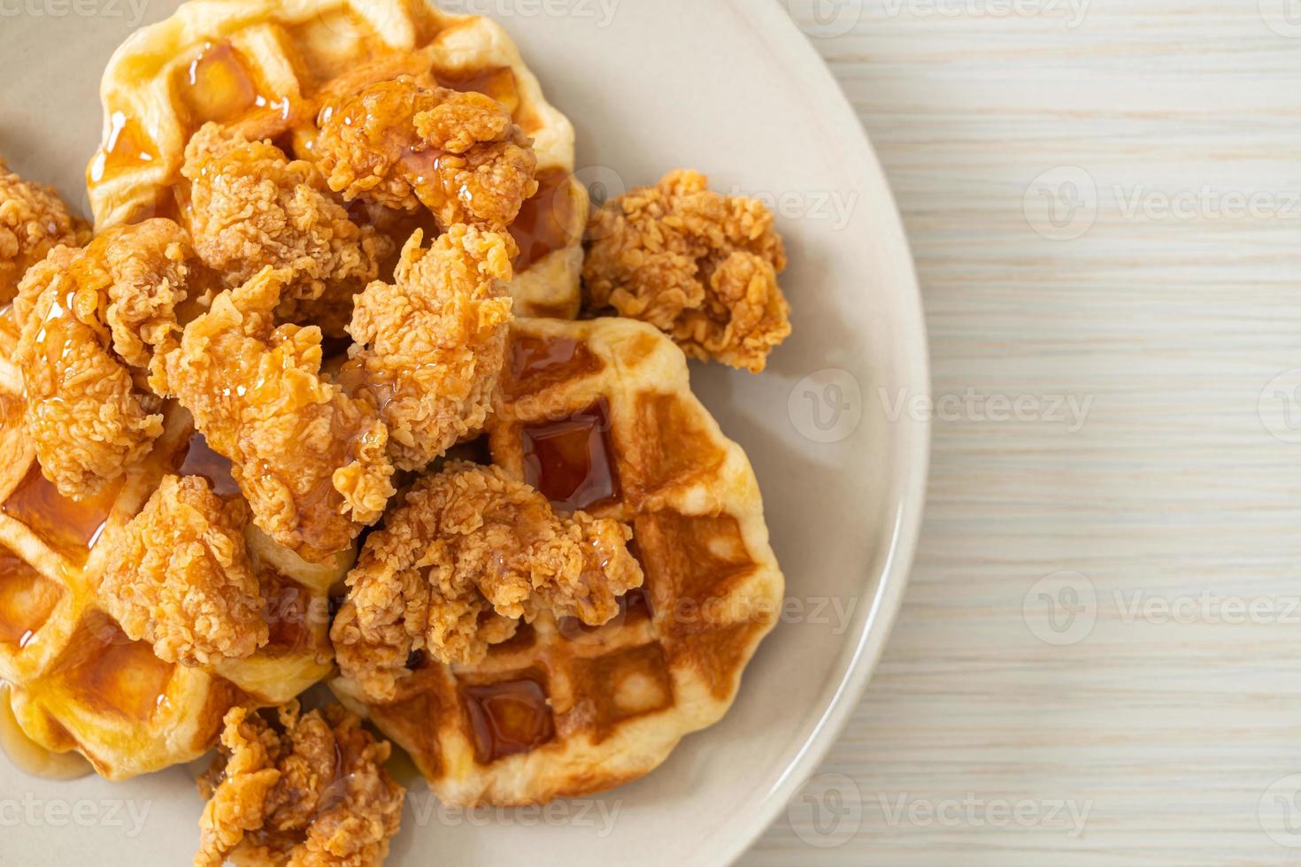 waffle di pollo fritti fatti in casa con miele o sciroppo d'acero foto