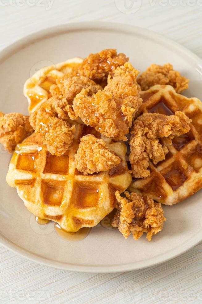 waffle di pollo fritti fatti in casa con miele o sciroppo d'acero foto