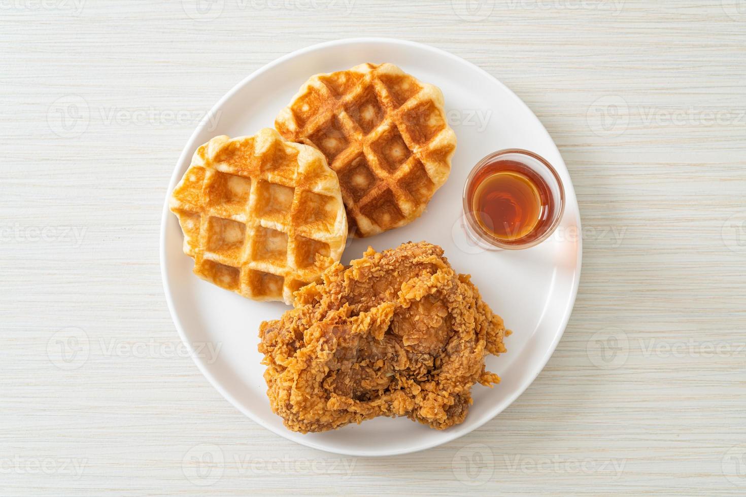 waffle di pollo fritti fatti in casa con miele o sciroppo d'acero foto