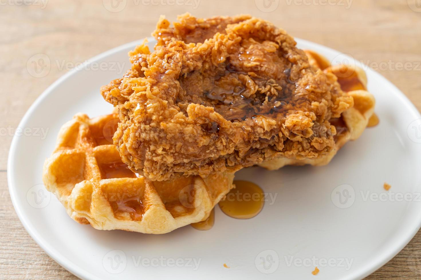 waffle di pollo fritti fatti in casa con miele o sciroppo d'acero foto